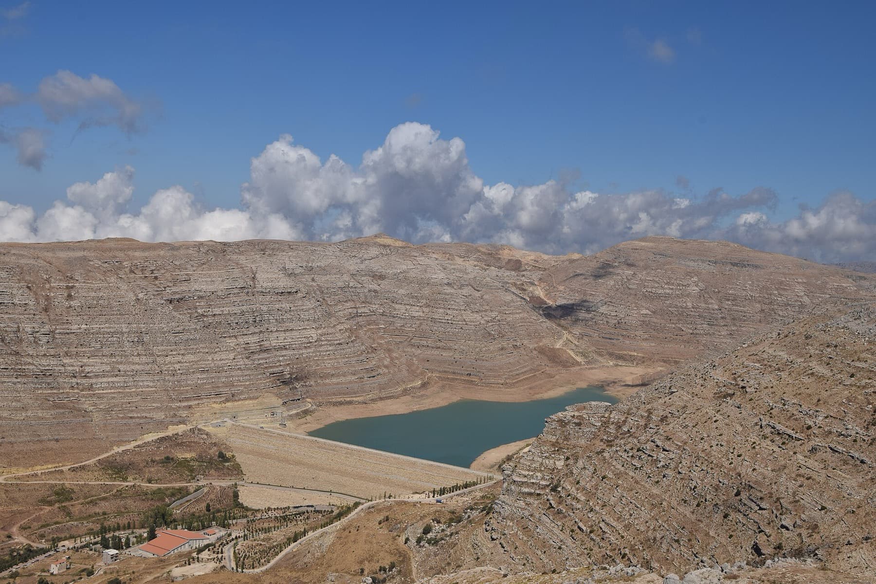 بحيرة جبلية ومنحدرات خضراء في لبنان